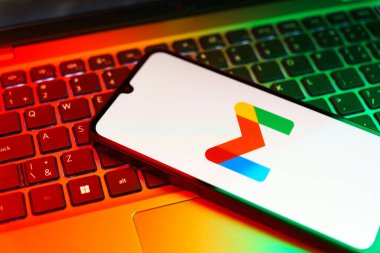 Prag, Çek Cumhuriyeti - 21 Ekim 2024: Gmail logosunu gösteren modern akıllı telefon aygıtı.