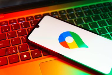 Prag, Çek Cumhuriyeti - 720 2024: Google Maps logosunu gösteren akıllı telefon. Google Maps tüm dünyanın haritalarını içeren bir harita sunucusudur.