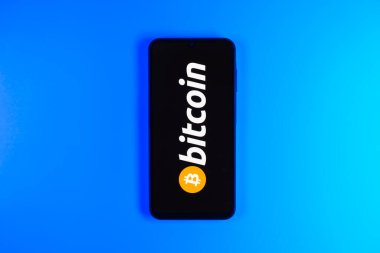 Prag, Çek: Logo bitcoin ile izole edilmiş arka planda modern akıllı telefon aygıtı 
