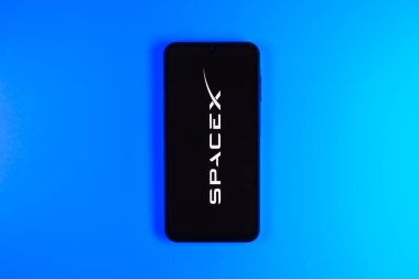 Prag, Çek: Logo alanı x olan izole bir arkaplanda modern akıllı telefon aygıtı