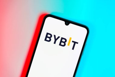 Prag, Çek: Mavi yüzey arka planında baybit logolu modern akıllı telefon aygıtı.
