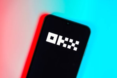Prag, Çek: Okx logosuyla izole edilmiş arka planda modern akıllı telefon aygıtı  