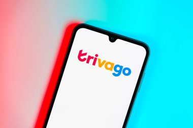 Prag, Çek: Mavi zemin üzerinde trivago logosuna sahip modern akıllı telefon aygıtı.