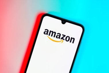 Prag, Çek: Amazon logosuna sahip mavi zemin üzerinde modern akıllı telefon aygıtı.