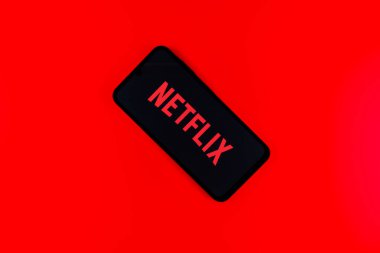 Prag, Çek: Logo netflix ile izole edilmiş arka planda modern akıllı telefon aygıtı