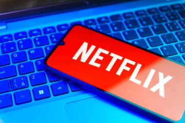 Prag, Çek Cumhuriyeti - 21 Ekim 2024: Netflix logosunu gösteren modern akıllı telefon aygıtı.