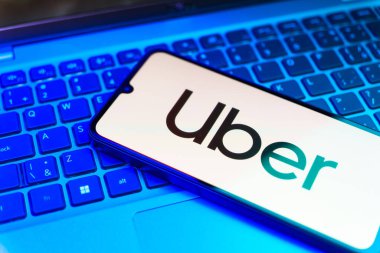 Prag, Çek Cumhuriyeti - 21 Ekim 2024: Uber logosunu gösteren modern akıllı telefon aygıtı.