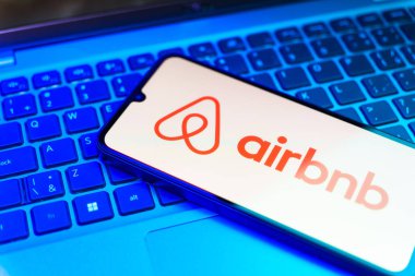 Prag, Çek Cumhuriyeti - 21 Ekim 2024: Yüzeyde Airbnb logosunu gösteren modern akıllı telefon aygıtı.
