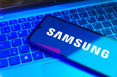 Prag, Çek Cumhuriyeti - 21 Ekim 2024: Samsung logosunu gösteren modern akıllı telefon aygıtı.