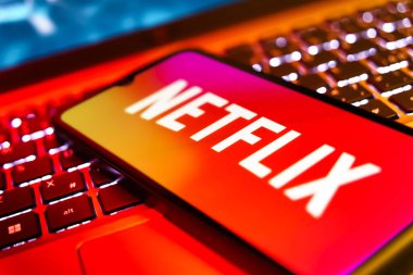 Prag, Çek Cumhuriyeti - 21 Ekim 2024: Netflix logosunu gösteren modern akıllı telefon aygıtı.