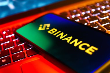 Prag, Çek Cumhuriyeti - 21 Ekim 2024: Binace logosunu gösteren modern akıllı telefon aygıtı.