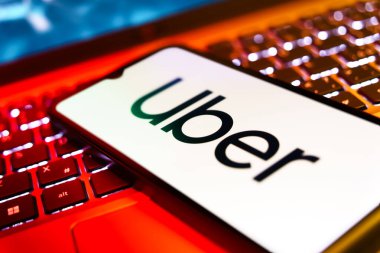 Prag, Çek Cumhuriyeti - 21 Ekim 2024: Uber logosunu gösteren modern akıllı telefon aygıtı.