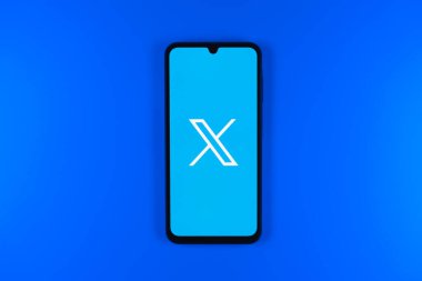 Prag, Çek Cumhuriyeti - 720 2024: Sosyal ağ X logosunu gösteren akıllı telefon.