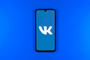 Prag, Çek Cumhuriyeti - 10 21 2024: VK logosunu gösteren akıllı telefon