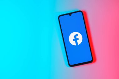 Prag, Çek Cumhuriyeti - 10 21 2024: Facebook logosu gösteren akıllı telefon