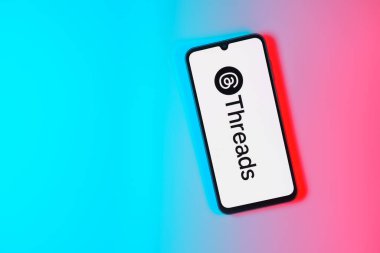 Prag, Çek: Logo iplikleriyle izole edilmiş arka planda modern akıllı telefon aygıtı 