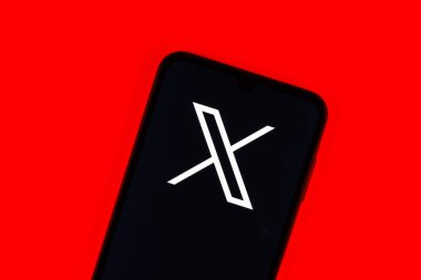 Prag, Çek: X logosuyla izole edilmiş arka planda modern akıllı telefon aygıtı  