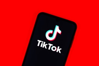 Prag, Çek Cumhuriyeti - 720 2024: TikTok logosunu gösteren akıllı telefon.