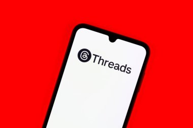 Prag, Çek: Logo iplikleriyle izole edilmiş arka planda modern akıllı telefon aygıtı 