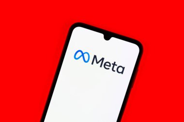 Prag, Çek: Logo meta ile izole edilmiş arka planda modern akıllı telefon aygıtı 