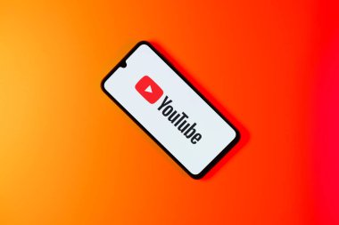 Prag, Çek Cumhuriyeti - 10 21 2024: Youtube logosunu gösteren akıllı telefon