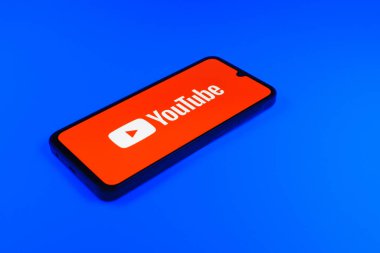 Prag, Çek Cumhuriyeti - 10 21 2024: Youtube logosunu gösteren akıllı telefon