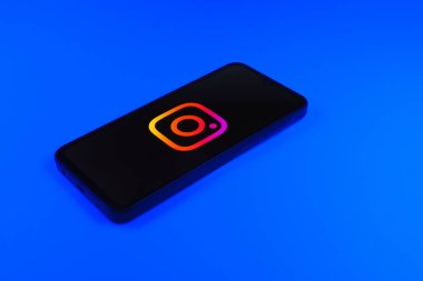 Prag, Çek Cumhuriyeti - 10 21 2024: Instagram logosu gösteren akıllı telefon