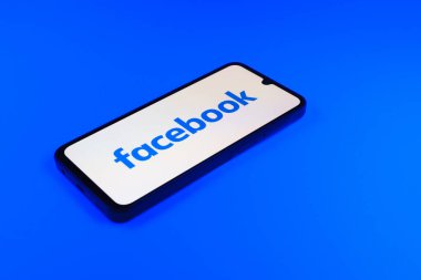 Prag, Çek Cumhuriyeti - 10 21 2024: Facebook logosu gösteren akıllı telefon