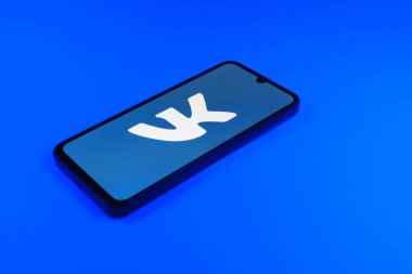 Prag, Çek Cumhuriyeti - 10 21 2024: VK logosunu gösteren akıllı telefon