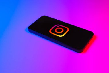 Prag, Çek Cumhuriyeti - 10 21 2024: Instagram logosu gösteren akıllı telefon