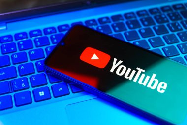 Prag, Çek Cumhuriyeti - 21 Ekim 2024: Yüzeyde Youtube logosunu gösteren modern akıllı telefon aygıtı.