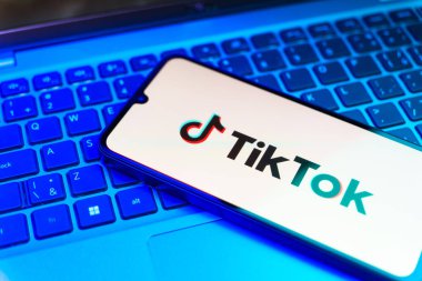 Prag, Çek Cumhuriyeti - 720 2024: TikTok logosunu gösteren akıllı telefon.