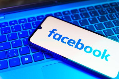 Prag, Çek Cumhuriyeti - 21 Ekim 2024: Facebook logosunu gösteren modern akıllı telefon aygıtı.
