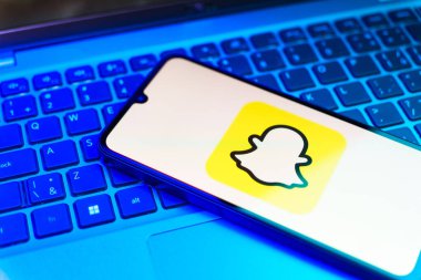 Prag, Çek Cumhuriyeti - 21 Ekim 2024: Snapchat logosunu gösteren modern akıllı telefon aygıtı.