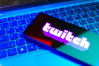 Prag, Çek Cumhuriyeti - 21 Ekim 2024: Yüzeyde seğirme logosu gösteren modern akıllı telefon aygıtı.