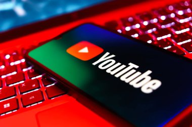 Prag, Çek Cumhuriyeti - 21 Ekim 2024: Yüzeyde Youtube logosunu gösteren modern akıllı telefon aygıtı.
