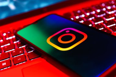 Prag, Çek Cumhuriyeti - 21 Ekim 2024: Instagram logosunu gösteren modern akıllı telefon aygıtı.