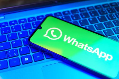 Prag, Çek Cumhuriyeti - 21 Ekim 2024: Yüzeydeki modern akıllı telefon aygıtı Whatsapp logosunu gösteriyor.