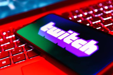 Prag, Çek Cumhuriyeti - 10 21 2024: Twitch logosunu gösteren akıllı telefon