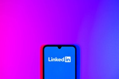 Prag, Çek Cumhuriyeti - 10 21 2024: Yüzeyde logoyla bağlantılı akıllı telefon