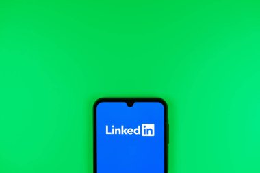 Prag, Çek Cumhuriyeti - 10 21 2024: Yüzeyde logoyla bağlantılı akıllı telefon