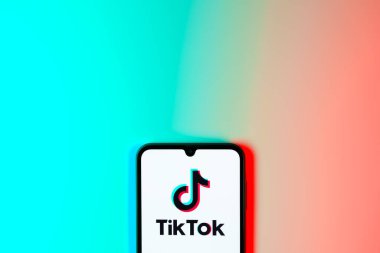 Prag, Çek Cumhuriyeti - 10 21 2024: Tiktok logosunu gösteren akıllı telefon