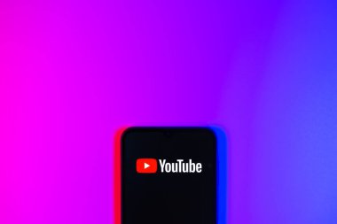 Prag, Çek Cumhuriyeti - 10 21 2024: Youtube logosunu gösteren akıllı telefon