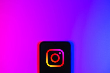 Prag, Çek Cumhuriyeti - 10 21 2024: Instagram logosu gösteren akıllı telefon