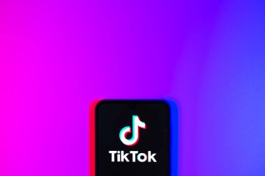 Prag, Çek Cumhuriyeti - 10 21 2024: Tiktok logosunu gösteren akıllı telefon