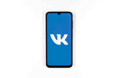 Prag, Çek Cumhuriyeti - 10 21 2024: VK logosunu gösteren akıllı telefon