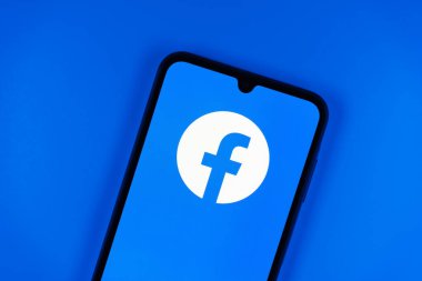 Prag, Çek Cumhuriyeti - 10 21 2024: Facebook logosu gösteren akıllı telefon