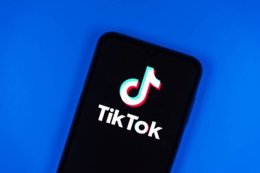 Prag, Çek Cumhuriyeti - 10 21 2024: Tiktok logosunu gösteren akıllı telefon