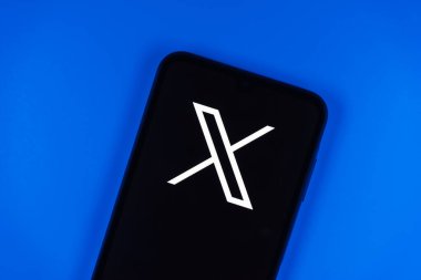 Prag, Çek Cumhuriyeti - 10 21 2024: X logosu gösteren akıllı telefon