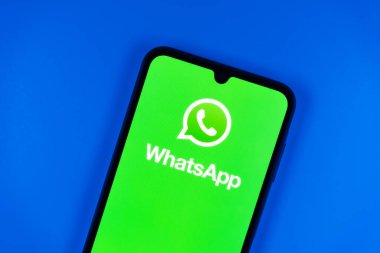 Prag, Çek: Logo Whatsapp ile izole edilmiş arka planda modern akıllı telefon aygıtı